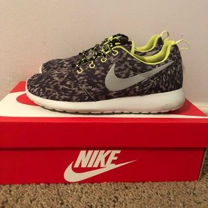 Size 7 Nike Roshe Runs